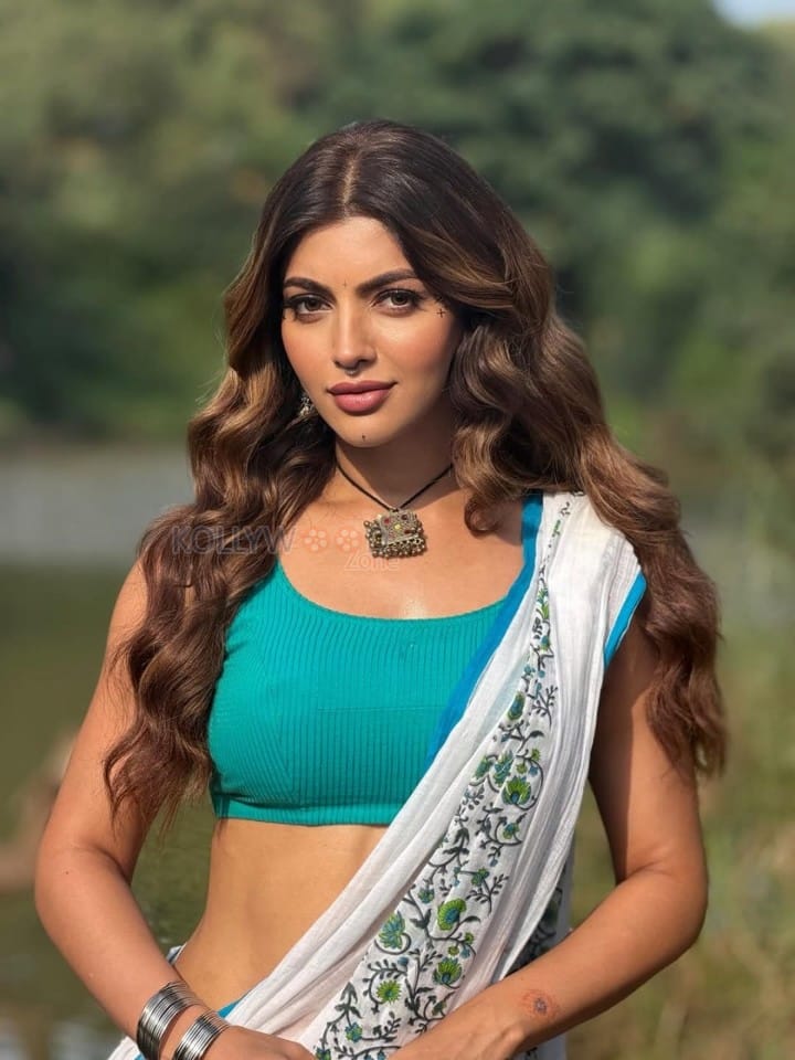 Sexy Akanksha Puri in a Turquoise Floral Lehenga Photos 02