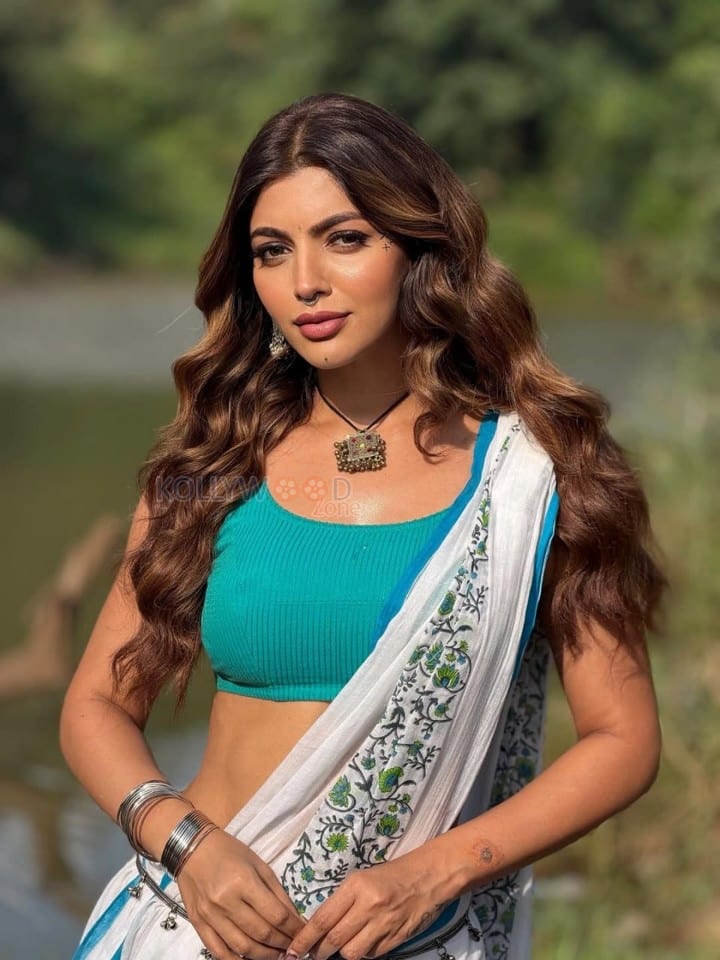 Sexy Akanksha Puri in a Turquoise Floral Lehenga Photos 03