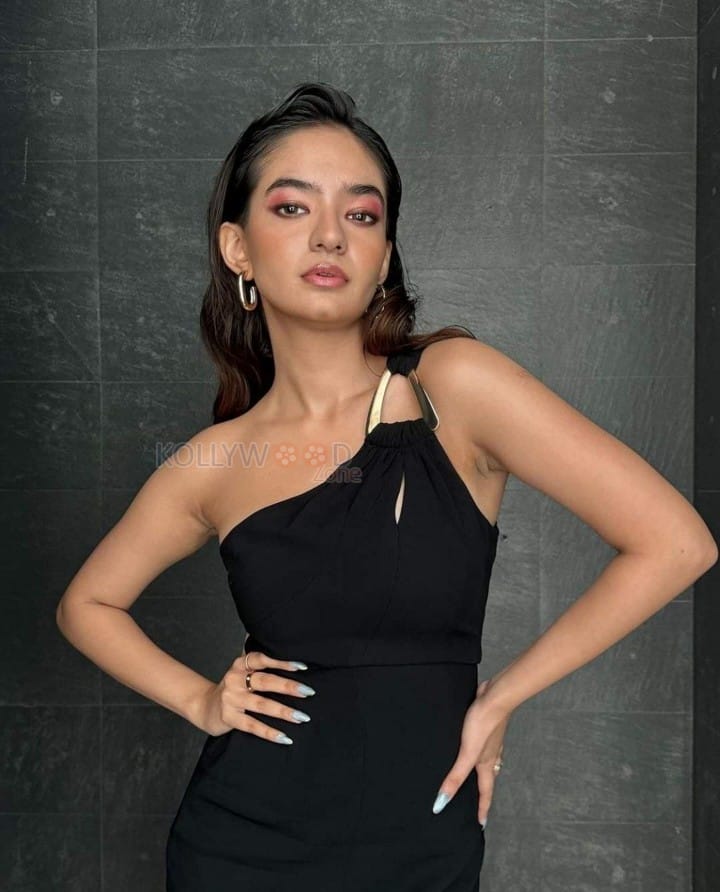 Sexy Anushka Sen in a Black One Shoulder Maxi Dress Pictures 04