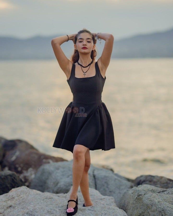 Sexy Anushka Sen in a Black Sleeveless A Line Mini Dress Photos 10