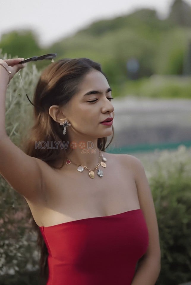 Sexy Anushka Sen in a Red Off Shoulder Bodycon Dress Photos 01