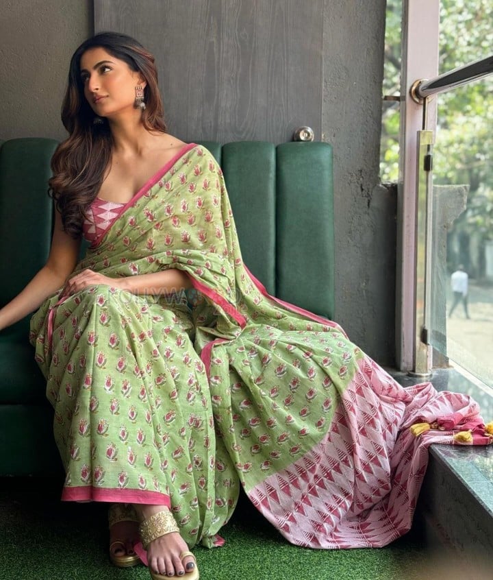 Sexy Palak Tiwari in a Floral Pistachio Green Saree Photos 03