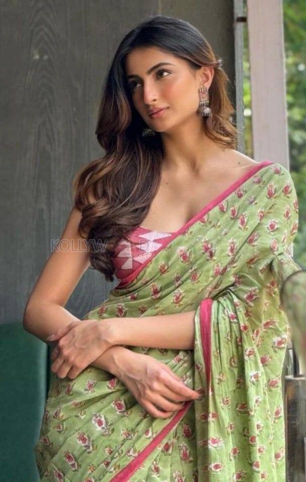 Sexy Palak Tiwari in a Green Linen Embroidered Saree Pictures 02