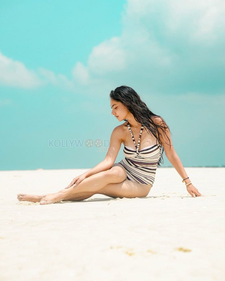 Sexy and Bold Anushka Sen in a Striped Beach Monokini Photos 08