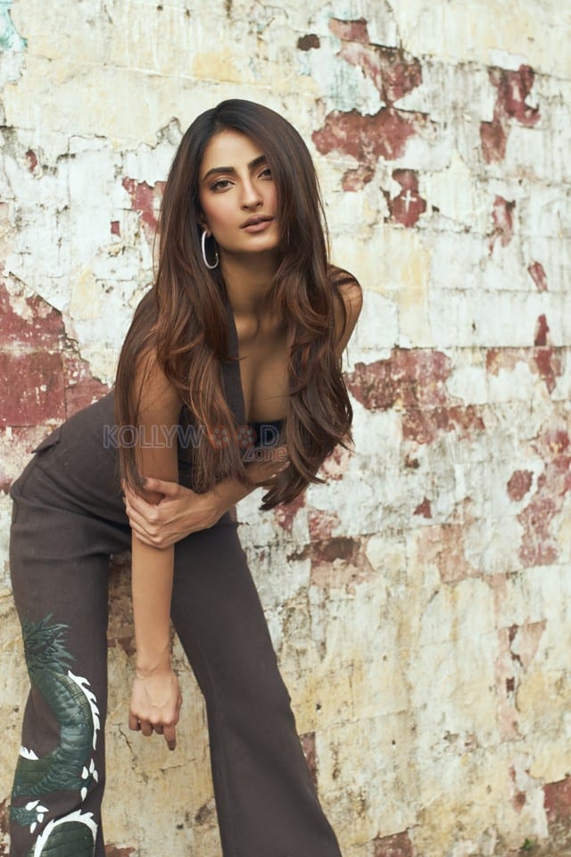 Sexy and Stylish Palak Tiwari in a Hot Sleeveless Crop Top and Pants Photos 03