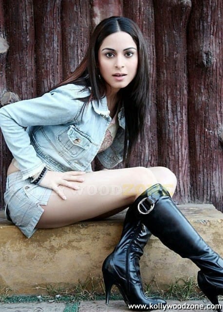 Shraddha Arya Hot Pics 05