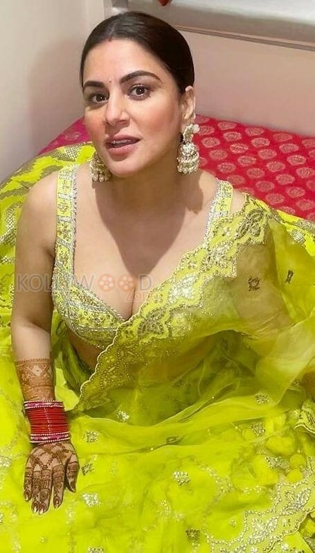 Shraddha Arya in a Green Saree Mehendi Cleavage Photos 01