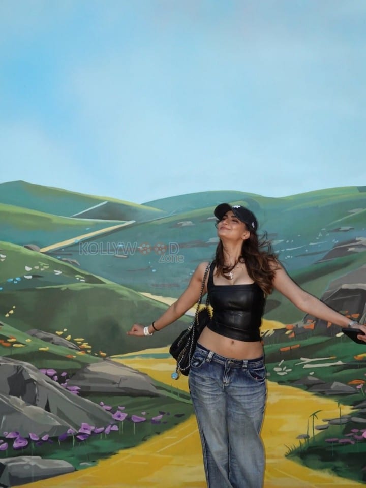 Stylish Palak Tiwari in a Black Leather Bralette Crop Top and Blue Jeans Photos 01