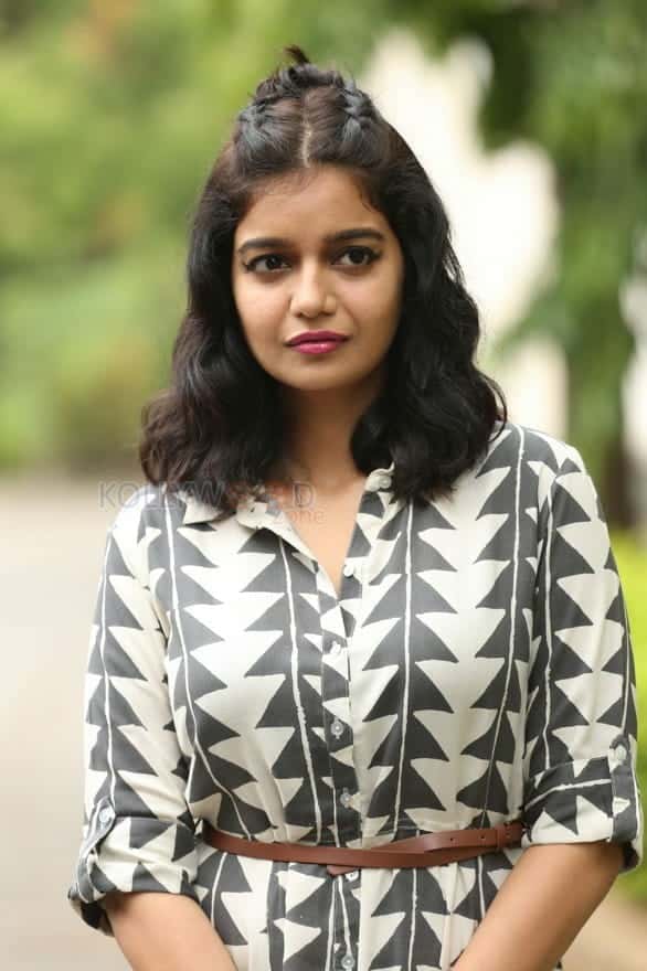 Swathi Reddy At London Babulu Movie Teaser Launch Photos 11