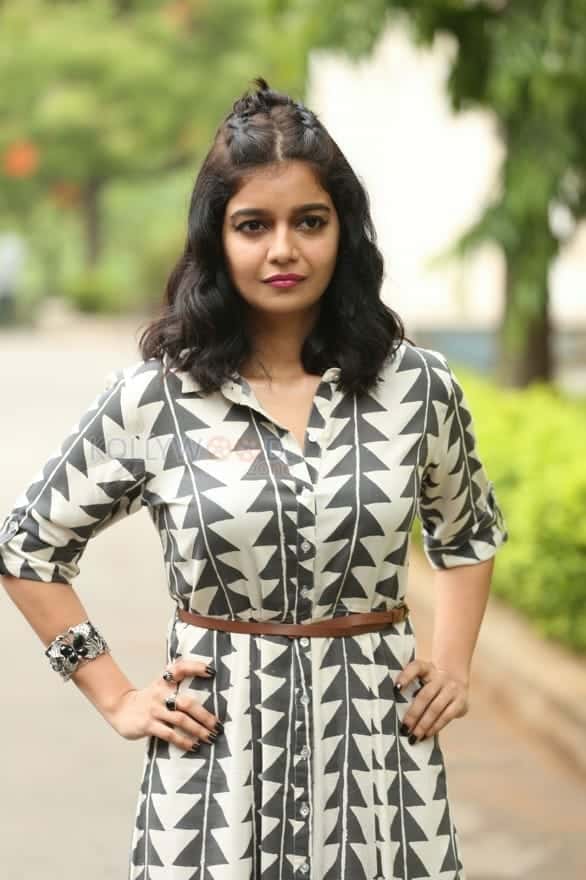 Swathi Reddy At London Babulu Movie Teaser Launch Photos 14