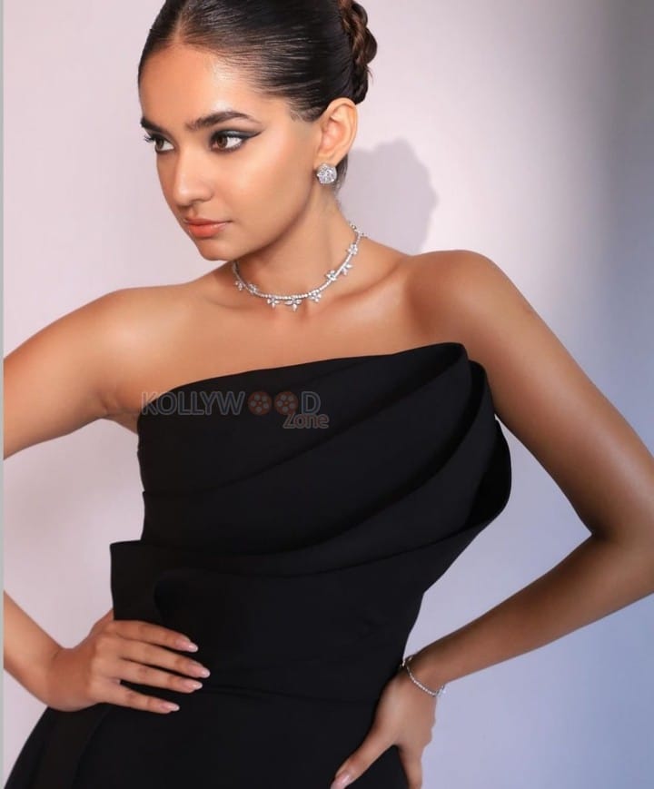 TV Actress Anushka Sen in a Black Sleeveless Dress Pictures 01