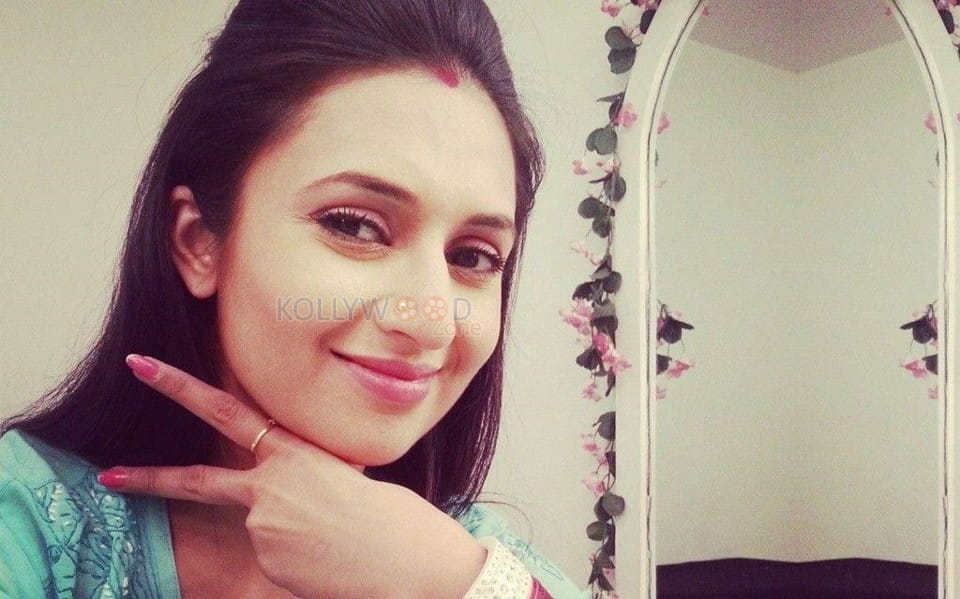 TV Actress Divyanka Tripathi Photos 02