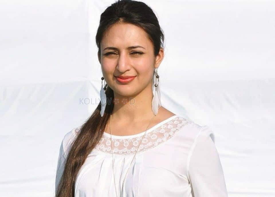 TV Actress Divyanka Tripathi Photos 04