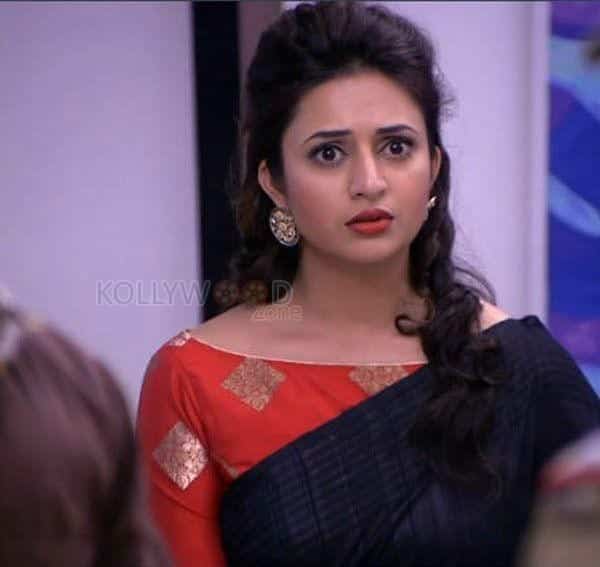 TV Actress Divyanka Tripathi Photos 15