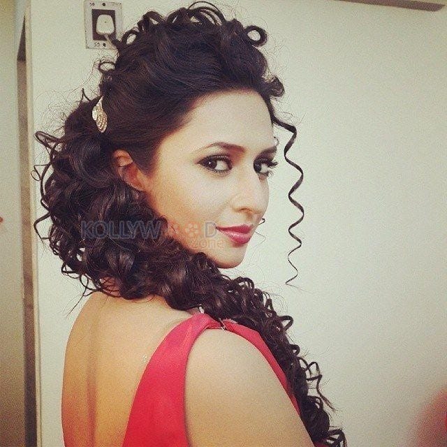 TV Actress Divyanka Tripathi Photos 18