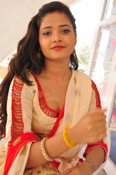Telugu Actress Shreya Vyas Cleavage Photos 24