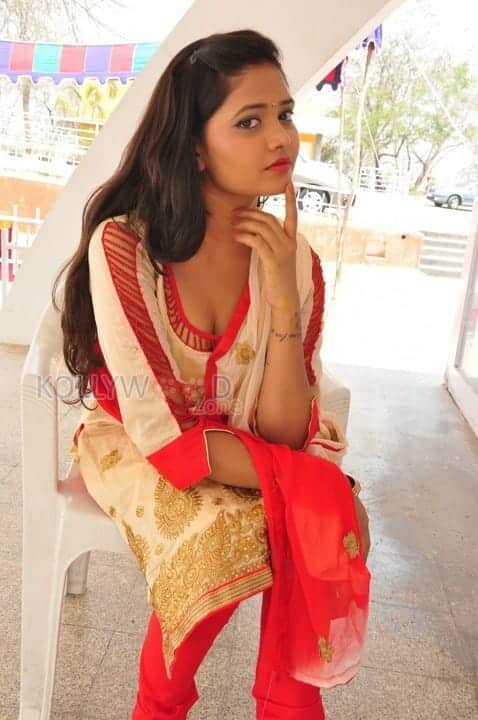 Telugu Actress Shreya Vyas Cleavage Photos 32