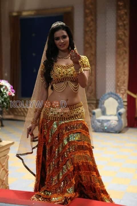 Tenaliraman Heroine Meenakshi Dixit Pictures 03