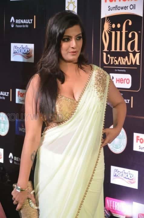Varalakshmi Sarathkumar Hot At Iifa Awards 2017 Photos 11