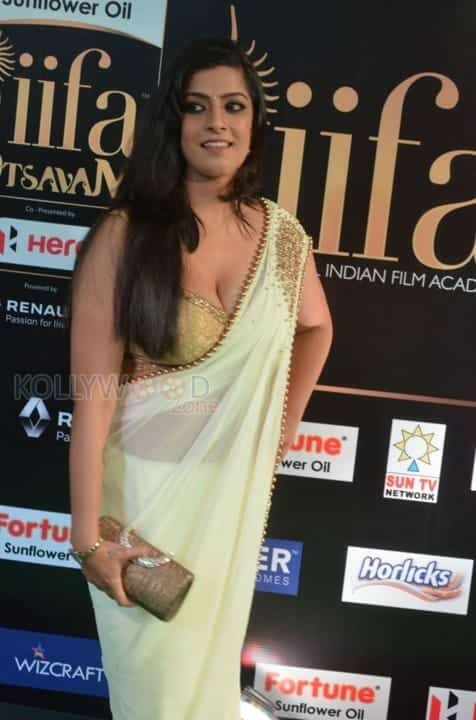 Varalakshmi Sarathkumar Hot At Iifa Awards 2017 Photos 12