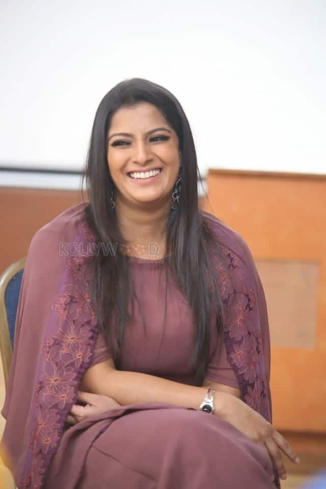 Varalaxmi Sarathkumar Sarkar Interview Photos 17