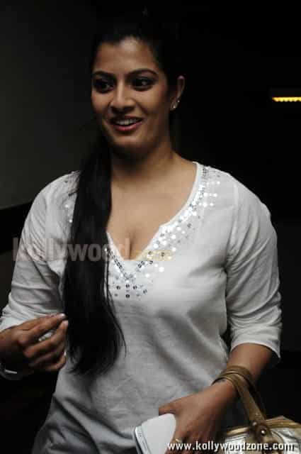 Varalaxmi Sarathkumar Sexy Cleavage Pictures 03