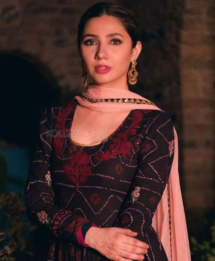 Pakistani Actress Mahira Khan Beautiful Photo 01