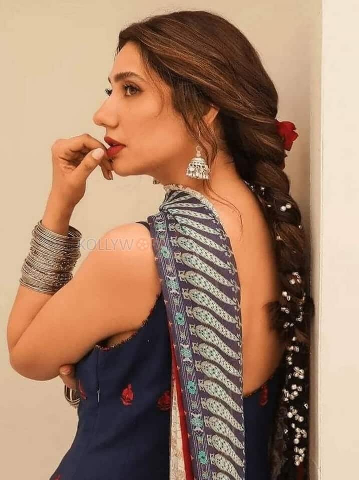 Pakistani Actress Mahira Khan Side Photo 01