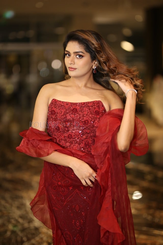 Actress Aditi Shankar at Bhairavam Movie Pre Release Event Pictures 08