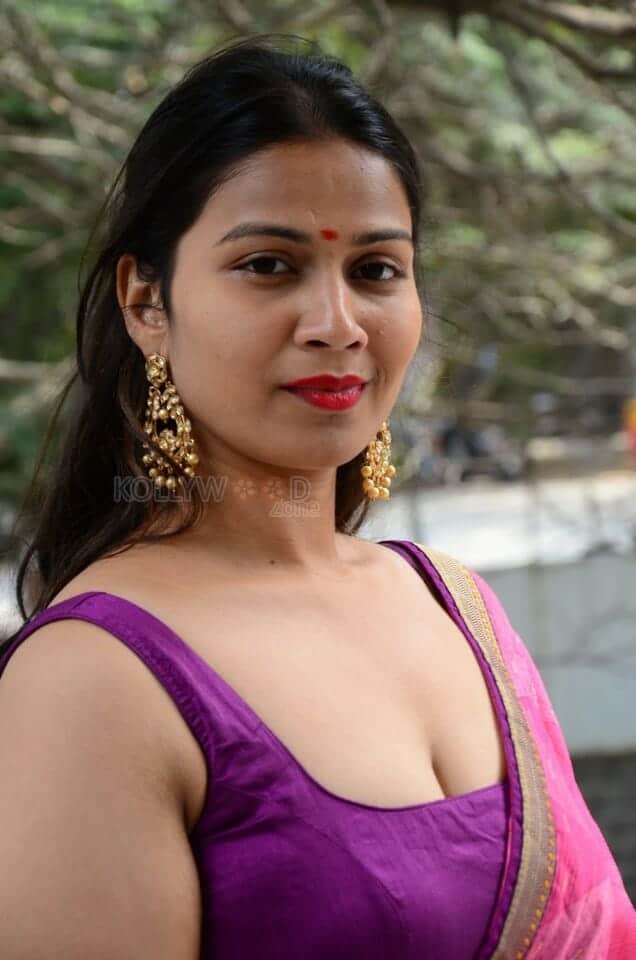 Actress Inaya Sultana at Prasanna Bhumi Entertainments Movie Opening Photos 39