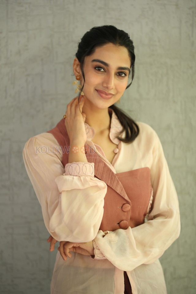 Actress Meenakshi Chaudhary at Lucky Baskhar Interview Photos 20