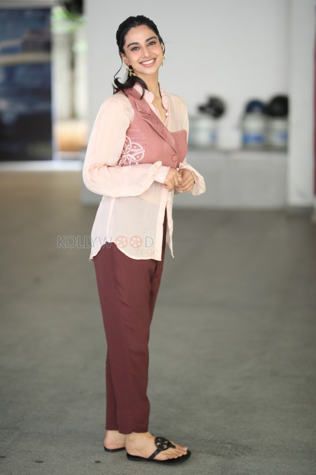 Actress Meenakshi Chaudhary at Lucky Baskhar Interview Photos 24