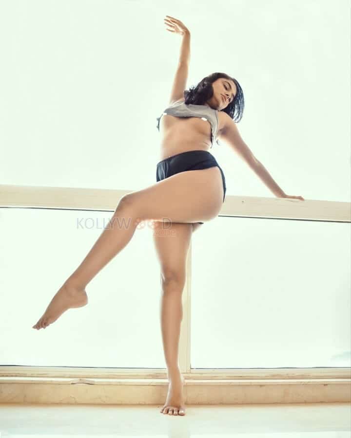 Aishwarya Suresh Erotic Dance Pose Photos 02