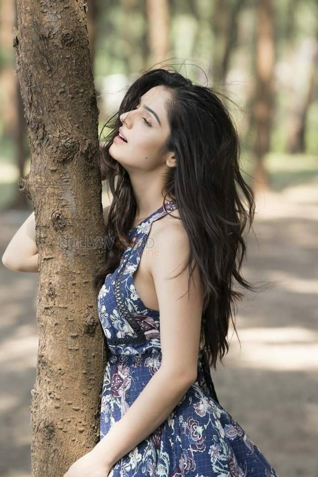 Beautiful Sexy Actress Sidhika Sharma Pictures 02