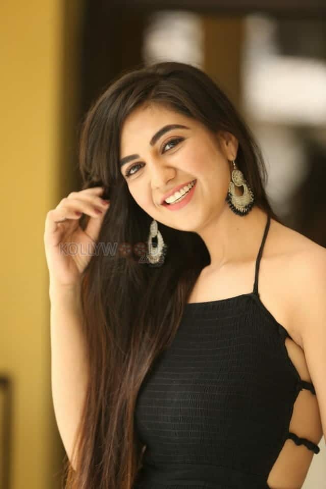 Harshitha Panwar At Bewars Movie Interview Photos 21