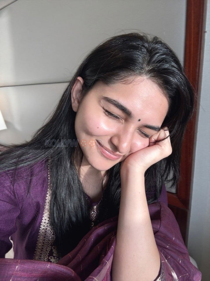 Idhayam Murali Heroine Kayadu Lohar No Makeup Selfie Photos 01
