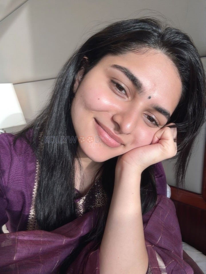 Idhayam Murali Heroine Kayadu Lohar No Makeup Selfie Photos 02
