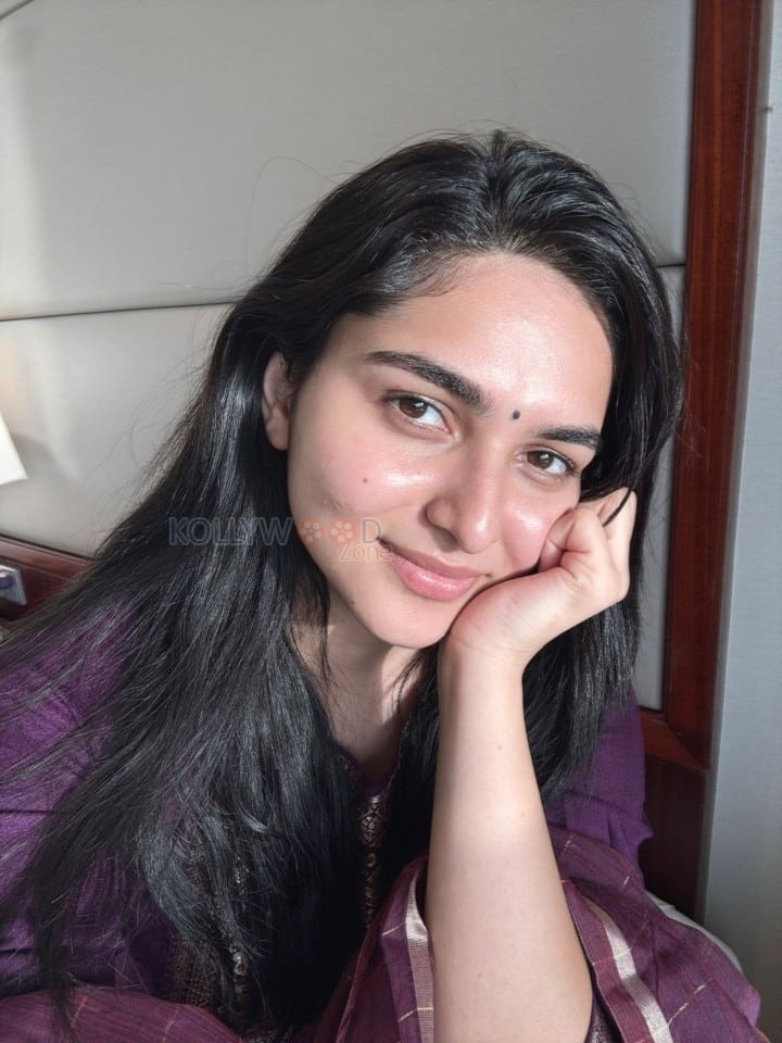 Idhayam Murali Heroine Kayadu Lohar No Makeup Selfie Photos 04