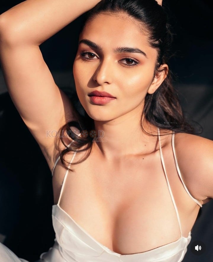 Idhayam Murali Heroine Kayadu Lohar Sexy Photos 01