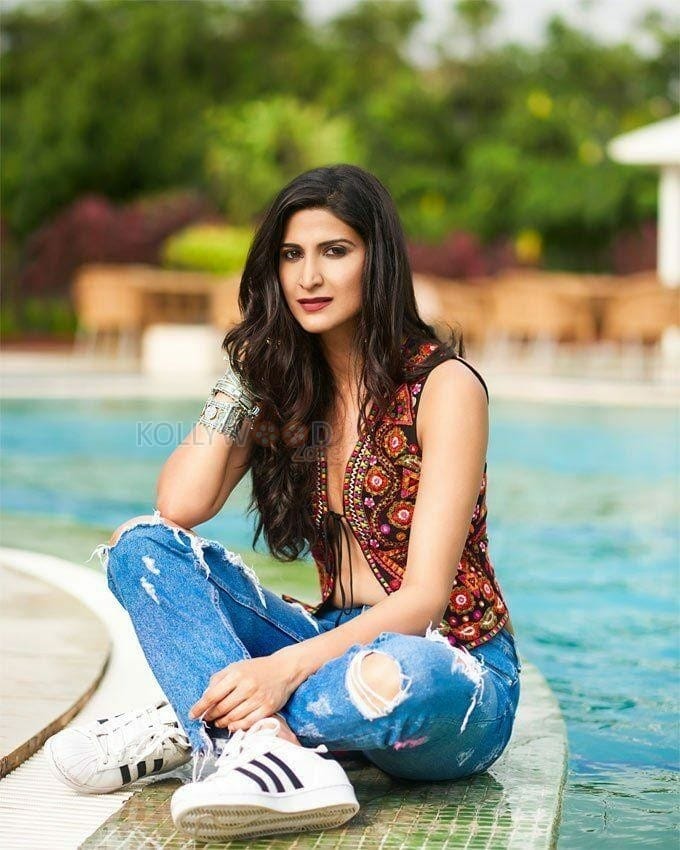 Indian Actress Aahana Kumra Photos 23