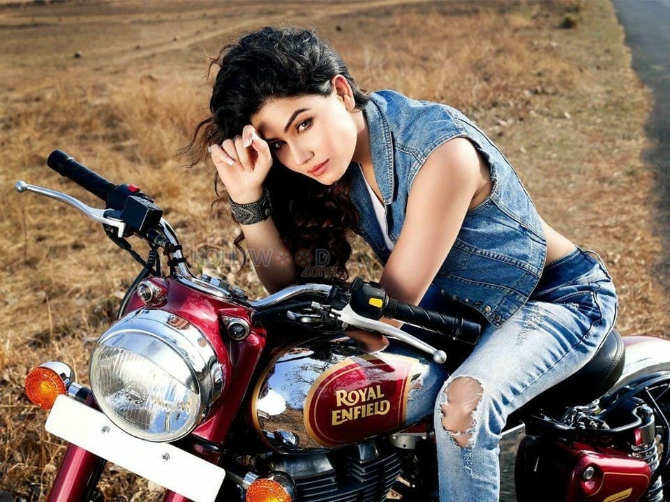 Model Actress Kangna Sharma Hot Photoshoot Photos 23