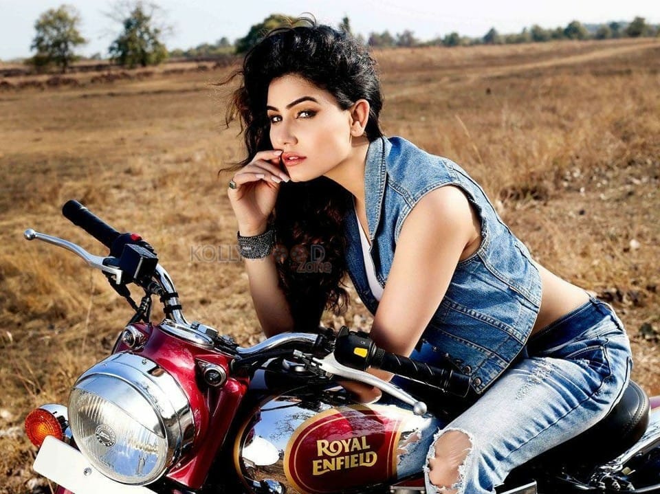 Model Actress Kangna Sharma Hot Photoshoot Photos 24