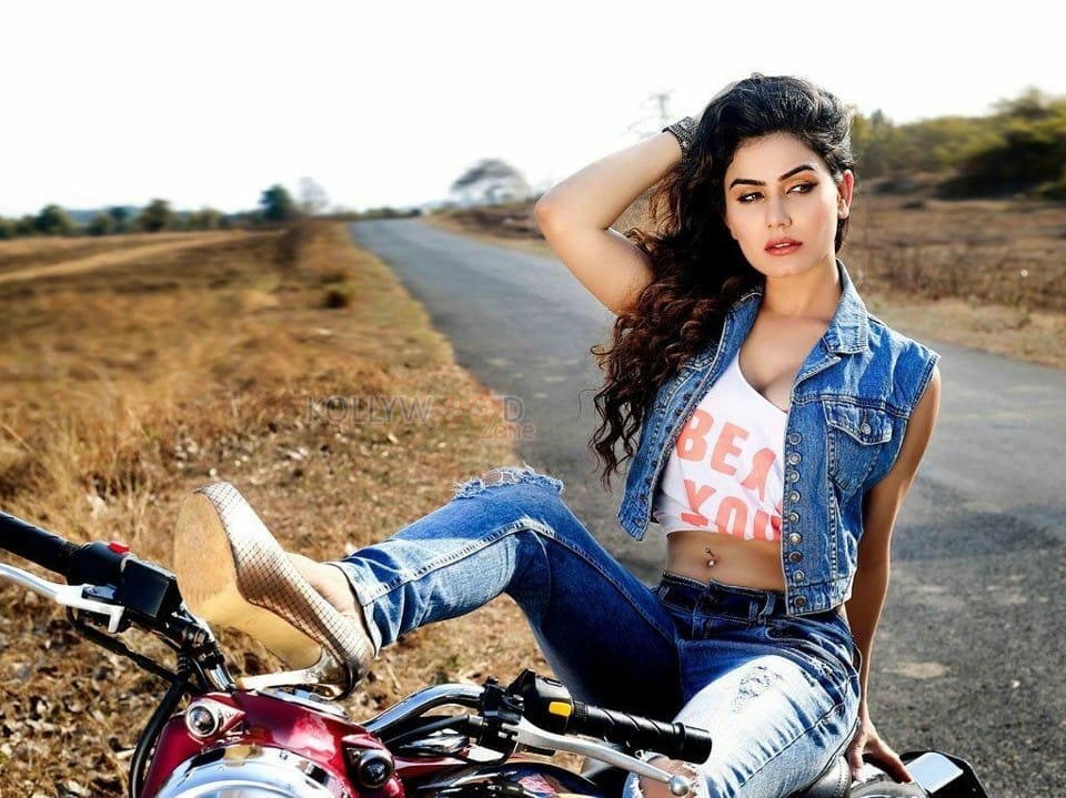 Model Actress Kangna Sharma Hot Photoshoot Photos 25