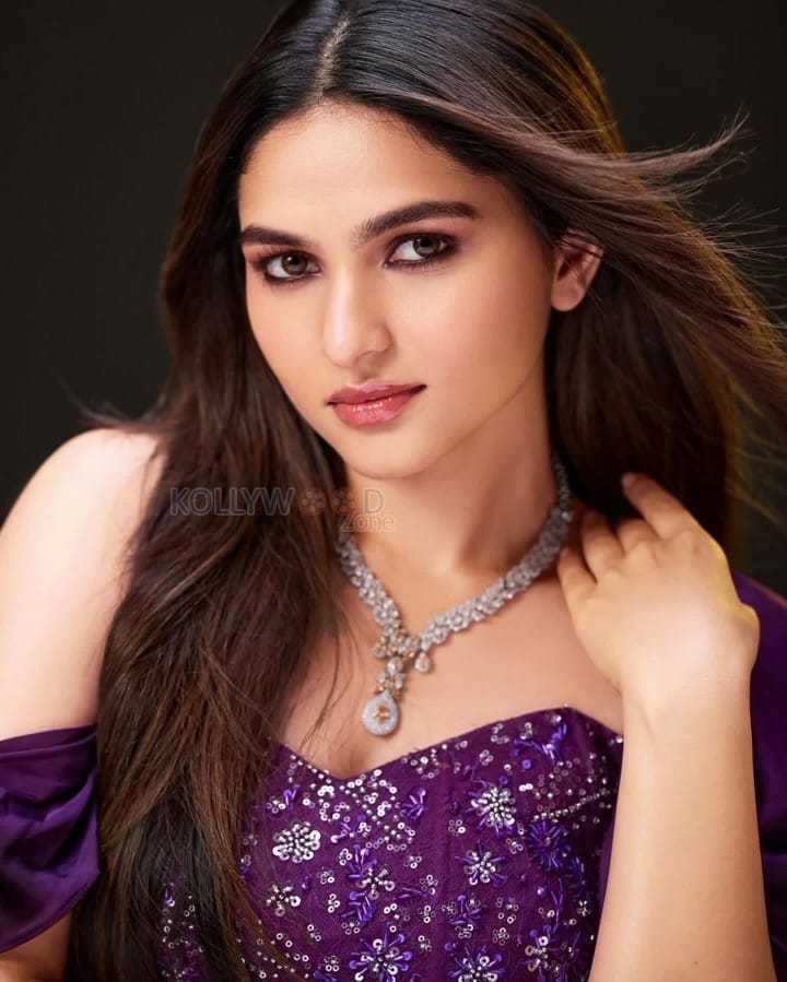 Stunning Kayadu Lohar in a Purple Saree with Off Shoulder Blouse Photos 01
