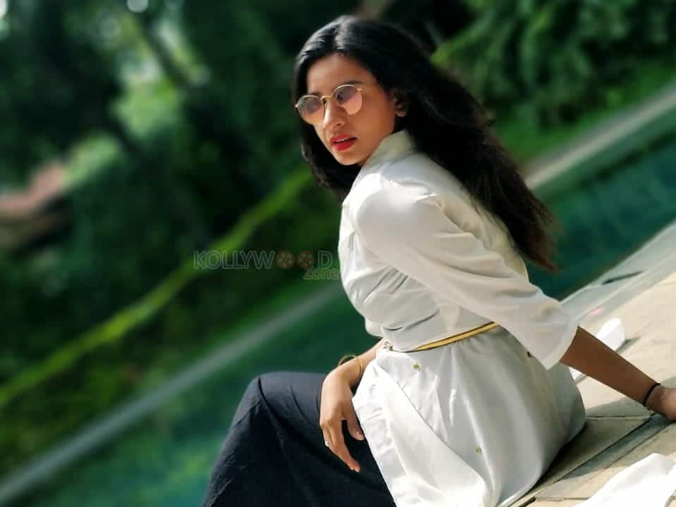 actress divya ganesh photos 06