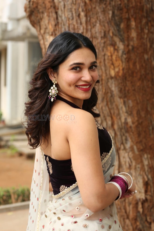 Actress Jenifer Emmanuel at Paramapada Sopanam Movie Press Meet Pictures 17
