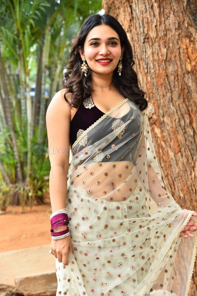 Actress Jenifer Emmanuel at Paramapada Sopanam Movie Press Meet Pictures 78
