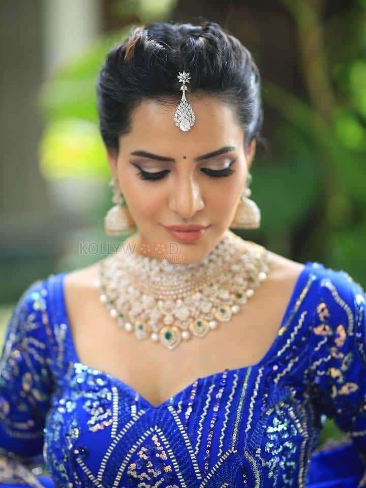 Dazzlng Ashu Reddy in a Royal Blue Lehenga Photos 04