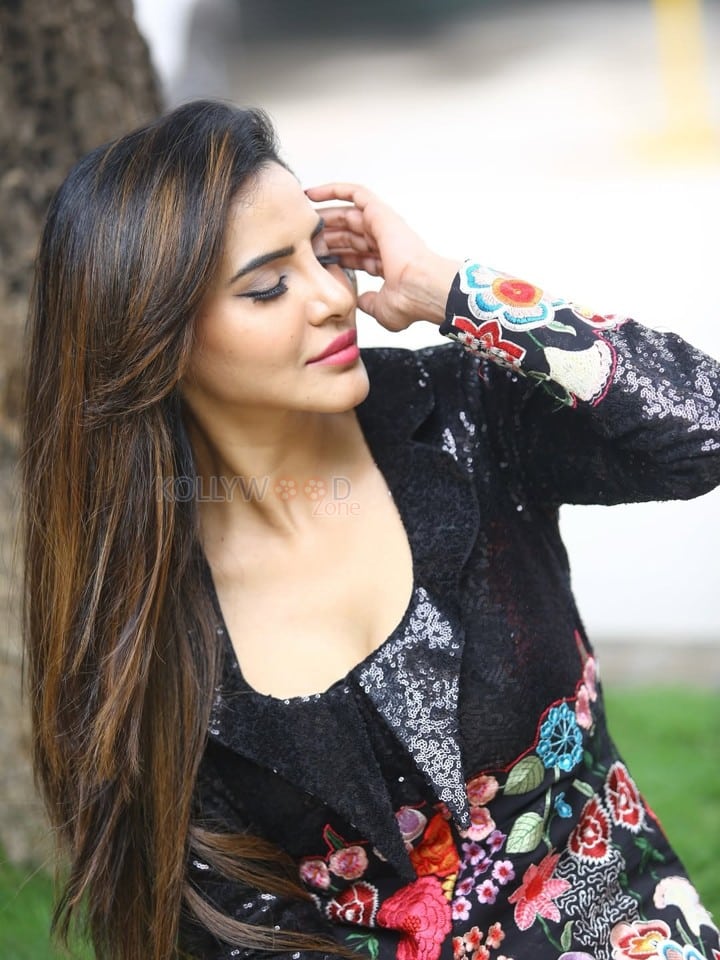 Elegant Ashu Reddy in a Black Eclectic Dress Photos 01
