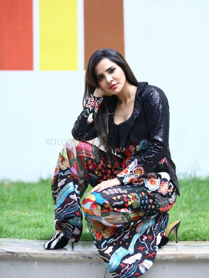Elegant Ashu Reddy in a Black Eclectic Dress Photos 03